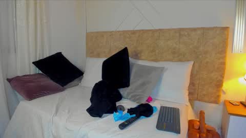 Snapshot of angelinarouse_ chatting on 12/17/25, 06:19 angelinarouse_ online show from 12/17/25, 06:19