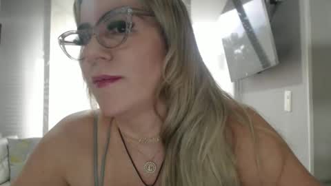 Snapshot of angelinna_12 chatting on 10/02/25, 09:11 angelinna_12 online show from 10/02/25, 09:11