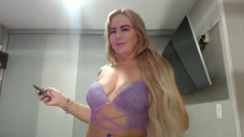 Snapshot of angelinna_12 chatting on 10/06/25, 04:10 angelinna_12 online show from 10/06/25, 04:10