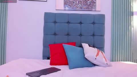 Snapshot of angelitawild_ chatting on 12/17/25, 11:44 angel online show from 12/17/25, 11:44