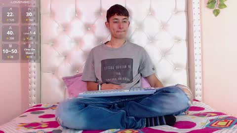 Snapshot of angell01_ chatting on 12/17/25, 08:04 Angel online show from 12/17/25, 08:04