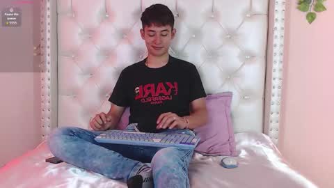 Snapshot of angell01_ chatting on 12/19/25, 07:43 Angel online show from 12/19/25, 07:43