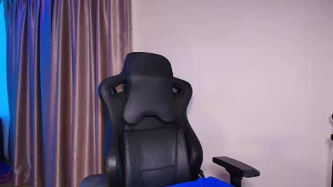 Snapshot of angellarcutie chatting on 01/12/25, 12:12 Angie online show from 01/12/25, 12:12