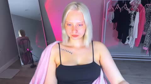 Snapshot of angellisss chatting on 07/09/26, 03:49 Cutie online show from 07/09/26, 03:49