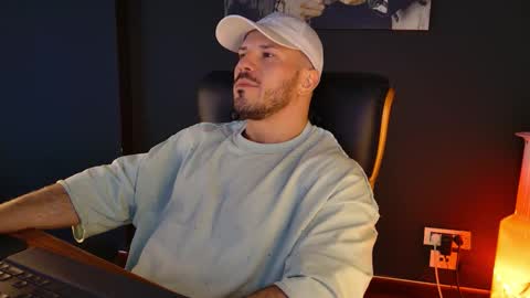 Snapshot of angeloeric chatting on 12/19/25, 01:29 BlackWolf online show from 12/19/25, 01:29