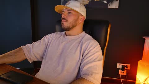 Snapshot of angeloeric chatting on 01/19/26, 01:04 BlackWolf online show from 01/19/26, 01:04