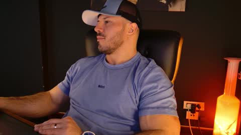 Snapshot of angeloeric chatting on 02/13/26, 01:29 BlackWolf online show from 02/13/26, 01:29