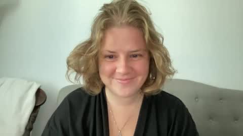 Snapshot of angeloflight273360 chatting on 09/09/25, 01:32 Angel of Light online show from 09/09/25, 01:32