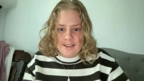 Snapshot of angeloflight273360 chatting on 11/29/25, 01:03 Angel of Light online show from 11/29/25, 01:03