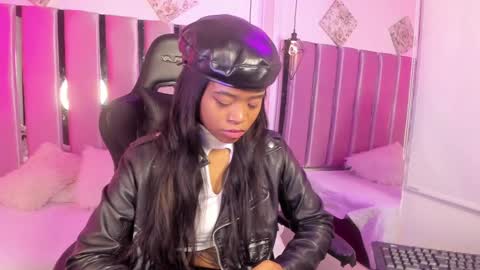 Snapshot of angelsmia_ chatting on 09/30/25, 04:39  MIA available content ask online show from 09/30/25, 04:39