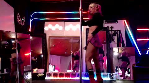 Snapshot of angelsparkle80 chatting on 12/14/25, 07:03 Madison Marie online show from 12/14/25, 07:03