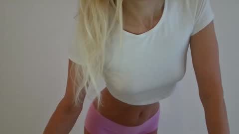 Snapshot of angelsquirting chatting on 12/21/25, 06:53 Alesia online show from 12/21/25, 06:53