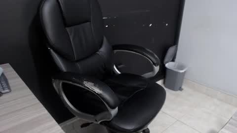 Snapshot of angy_ro12 chatting on 10/31/25, 01:56 angy online show from 10/31/25, 01:56