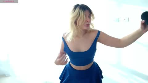 Snapshot of ania_mml chatting on 10/17/25, 09:39 Ania online show from 10/17/25, 09:39