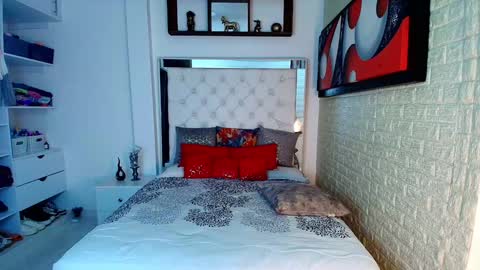 laura  online show from 10/30/25, 02:02