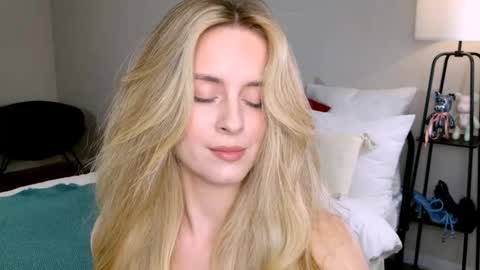 Snapshot of anitafischer chatting on 10/24/25, 02:35 Anita online show from 10/24/25, 02:35