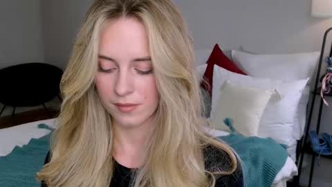 Snapshot of anitafischer chatting on 11/18/25, 02:54 Anita online show from 11/18/25, 02:54