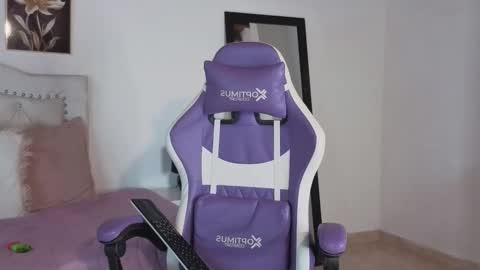 Snapshot of ann_gagner chatting on 10/08/25, 12:08 Ana  online show from 10/08/25, 12:08