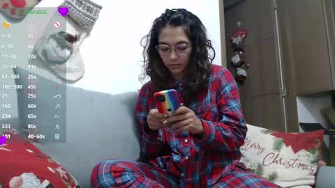 Snapshot of anna_dlove_cam chatting on 12/24/24, 10:44 Anna online show from 12/24/24, 10:44