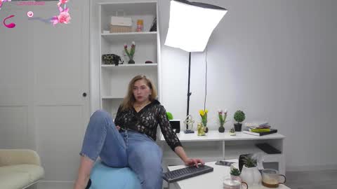 Snapshot of anna_glamlovely chatting on 10/19/25, 04:57 Anna online show from 10/19/25, 04:57