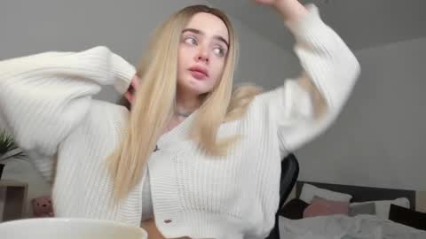 Snapshot of anna_nickol chatting on 12/19/24, 04:57 Anna online show from 12/19/24, 04:57