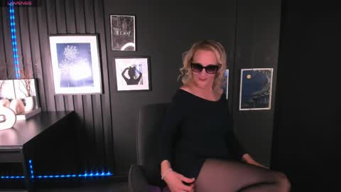 Snapshot of anna_noir chatting on 05/17/26, 05:38 Anna online show from 05/17/26, 05:38