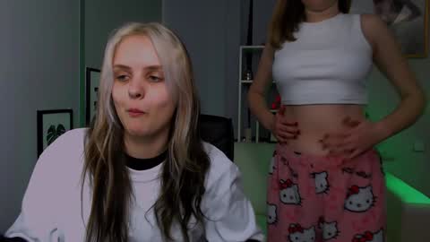 Snapshot of anna_sunshines chatting on 12/17/24, 02:11 Anna pvt is open online show from 12/17/24, 02:11