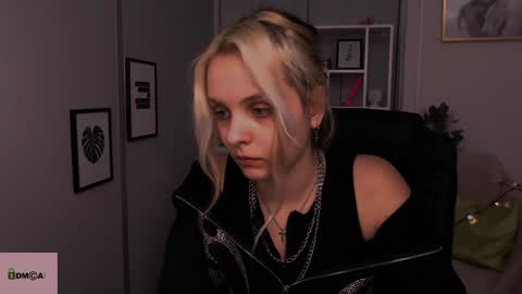 Snapshot of anna_sunshines chatting on 01/08/25, 02:03 Anna pvt is open online show from 01/08/25, 02:03