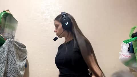 Snapshot of annabellemeireles chatting on 12/15/25, 10:47 Nika online show from 12/15/25, 10:47