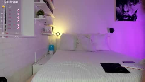 Snapshot of annarandall chatting on 12/17/25, 01:33 Anna online show from 12/17/25, 01:33