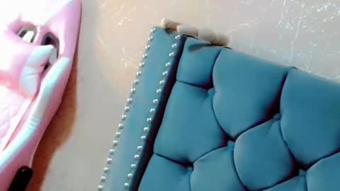 Snapshot of anne_julienne chatting on 10/02/25, 01:12       online show from 10/02/25, 01:12