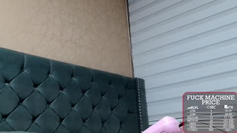 Snapshot of anne_julienne chatting on 10/28/25, 02:04 online show from 10/28/25, 02:04