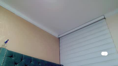 Snapshot of anne_julienne chatting on 11/06/25, 12:44 online show from 11/06/25, 12:44