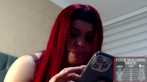 Snapshot of anne_julienne chatting on 12/18/25, 01:11 online show from 12/18/25, 01:11