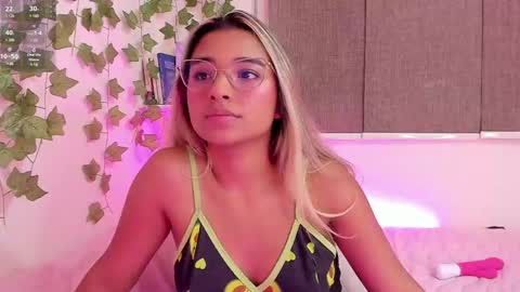 Snapshot of annebull_ chatting on 02/08/25, 11:45 Anne online show from 02/08/25, 11:45