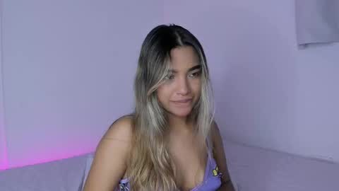 Snapshot of annebull_ chatting on 10/28/25, 04:27 Anne online show from 10/28/25, 04:27