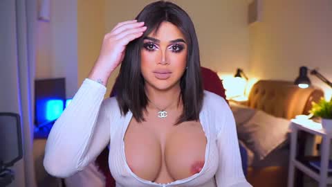 Snapshot of annecalifornia chatting on 01/09/25, 04:08 Anne Hart online show from 01/09/25, 04:08