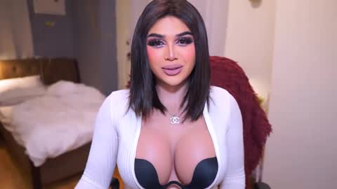 Snapshot of annecalifornia chatting on 02/10/25, 04:41 Anne Hart online show from 02/10/25, 04:41