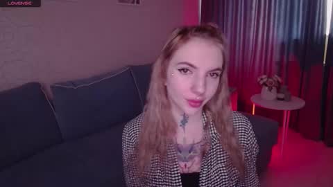 Snapshot of annetenet chatting on 10/14/25, 07:09 Annet online show from 10/14/25, 07:09