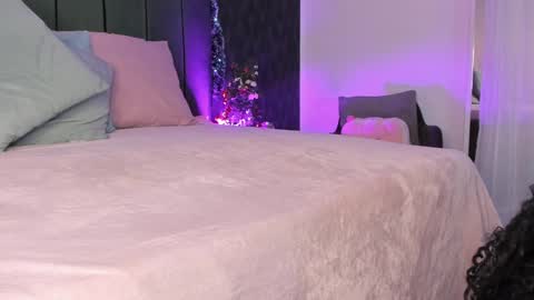 Snapshot of anneth__m chatting on 12/19/24, 10:10 Anneth online show from 12/19/24, 10:10