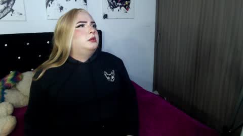 Snapshot of annevanhelsing chatting on 07/10/26, 04:17 Anne VanHelsing online show from 07/10/26, 04:17