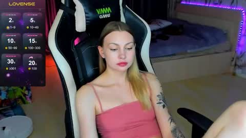 Snapshot of annie69kiss chatting on 11/08/25, 08:07 Annie online show from 11/08/25, 08:07