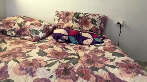 Snapshot of annie_catt_ chatting on 12/17/24, 07:48 Annie online show from 12/17/24, 07:48