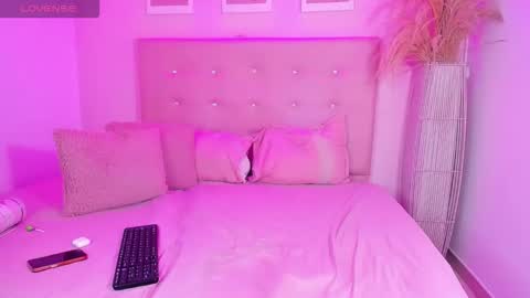 annie_dolce_ online show from 02/15/26, 01:57