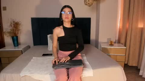 Snapshot of anniebluee_ chatting on 05/18/26, 12:33 Annie Bluee online show from 05/18/26, 12:33