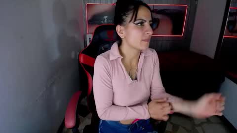 Snapshot of anniee_x chatting on 12/20/25, 01:40 Anniee online show from 12/20/25, 01:40