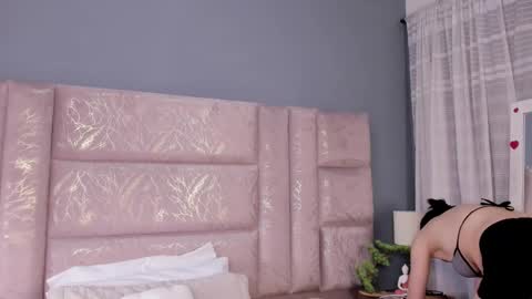 Snapshot of annienasty chatting on 11/08/25, 12:05 Annie online show from 11/08/25, 12:05