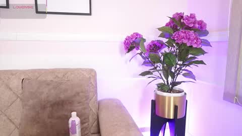 Ana online show from 12/18/25, 12:11