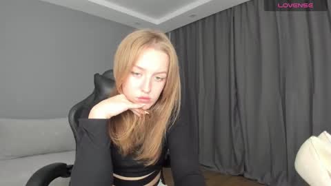 Snapshot of annyfourse chatting on 12/16/24, 05:00 AnnyFourse online show from 12/16/24, 05:00
