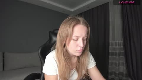 Snapshot of annyfourse chatting on 12/22/24, 05:53 AnnyFourse online show from 12/22/24, 05:53